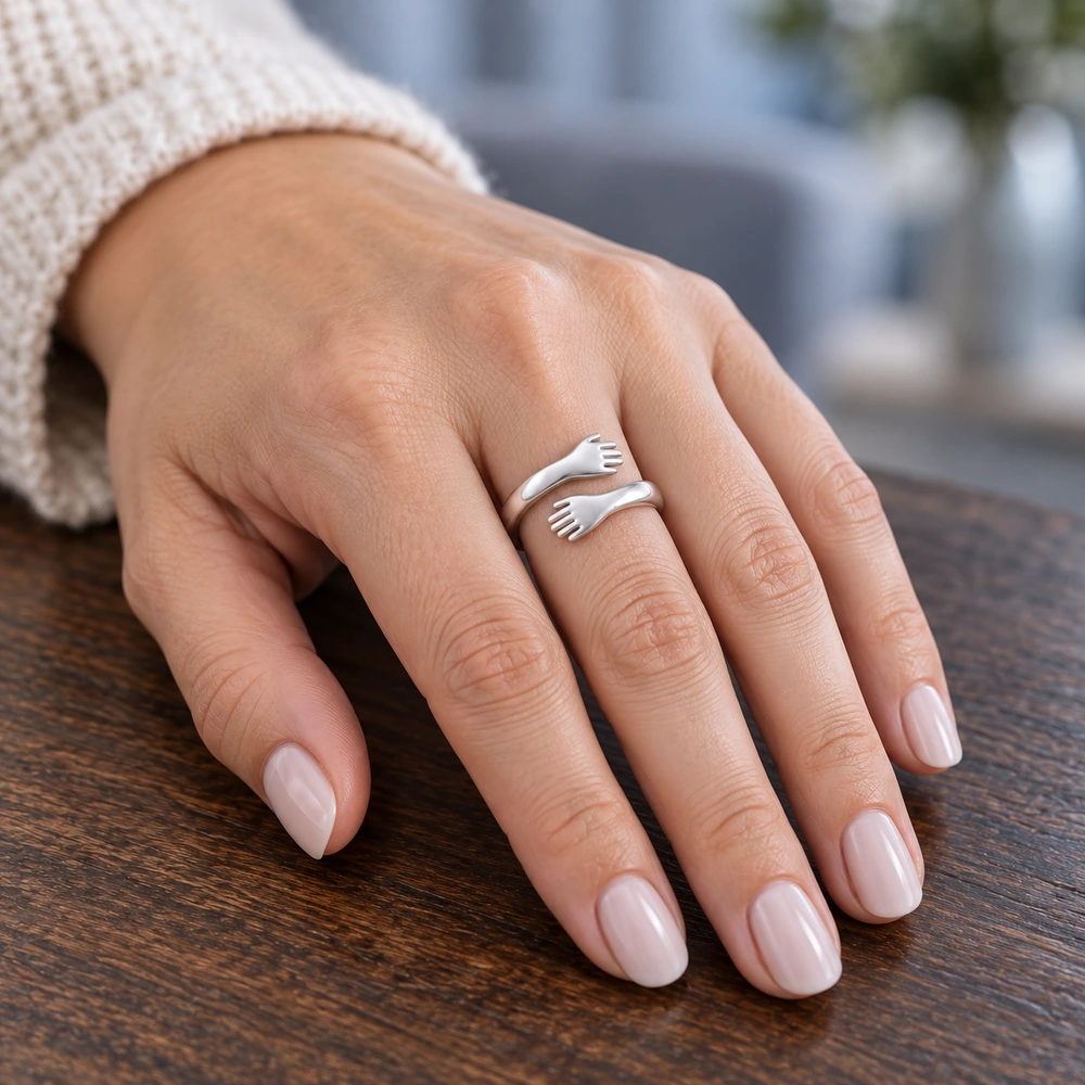 Zilverkleurige knuffelring op een vrouwenhand