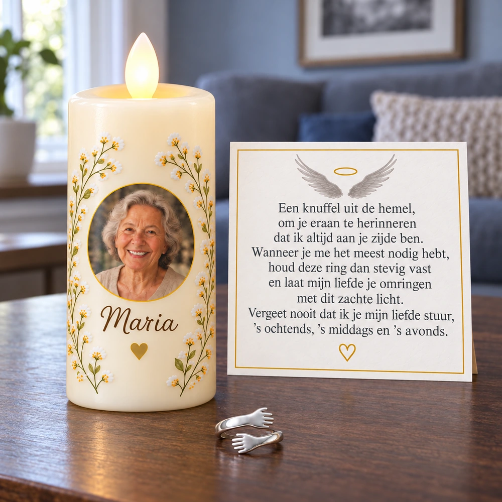 De complete set op tafel: persoonlijke LED-kaars, knuffelring en boodschapkaart